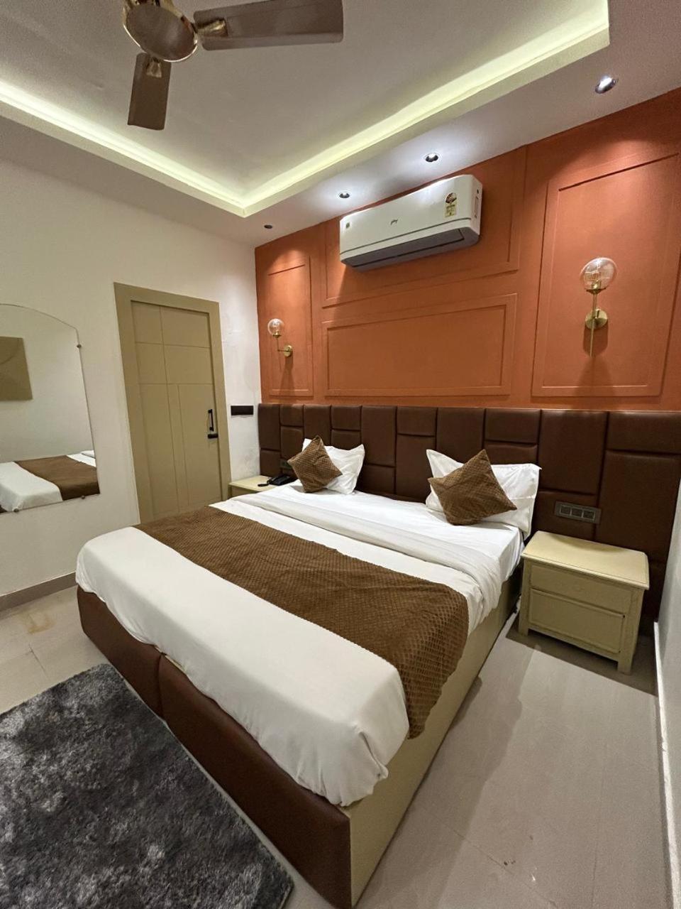 Divine Hotel Karnāl Exterior foto